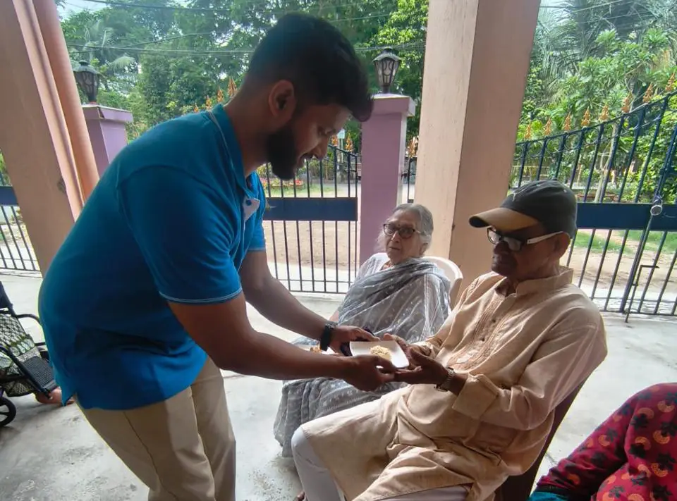 Emotional support for dementia patients – caregiver comforting elderly woman in Kolkata