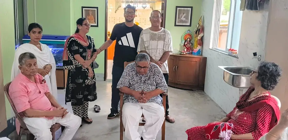 speech speed and dementia risk 1 Speech speed and dementia risk connection - elderly person speaking with AI analysis visualization