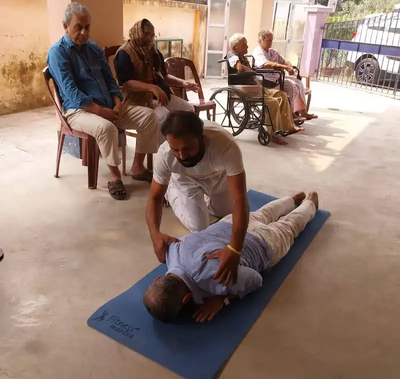 Top 10 Health Benefits of Massage Therapy for Seniors 1 Massage therapy benefits for seniors – caring touch for elderly wellness
