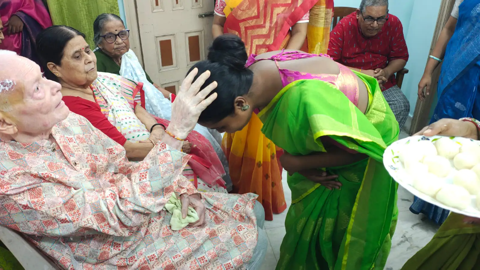 Dementia day care vs residential care in Kolkata comparison
